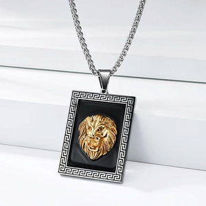 Ciondolo testa di leone rettangolare vintage con bordo meandro e collana a catena argento