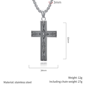Détail macro du pendentif croix gothique avec textures vintage et mesures de chaîne