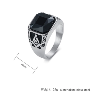 Détail macro d'une bague de franc-maçon en acier argenté avec une pierre noire carrée