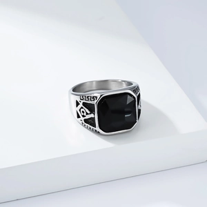 Bague maçonnique vintage en acier inoxydable pour homme avec une grande pierre noire carrée