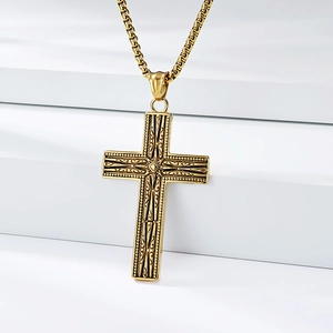 Collier croix dorée vintage avec motifs en relief et grosse chaîne box pour hommes