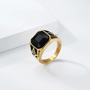 Bague maçonnique pour homme en or avec pierre noire carrée et motifs de clé grecque