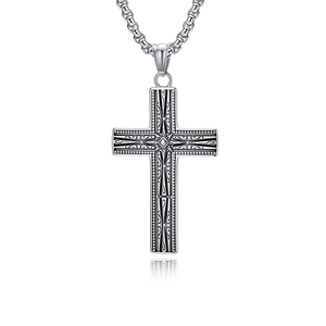 Collier croix en acier titane gothique vintage avec gravures tribales sur fond blanc