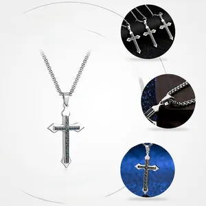 Détail du pendentif croix argenté avec insert en fibre de carbone bleue et bord gothique