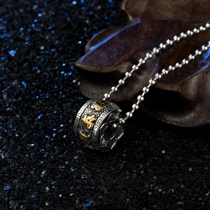 Collana con pendente a cilindro mantra loto in acciaio inossidabile su sfondo nero