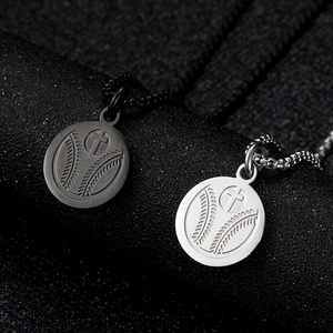 Detail van matte honkbal kruis kettingen in zwart en zilver op een voetstuk