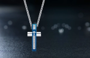 Détail du collier croix pour homme en acier inoxydable avec placage bleu et cristaux