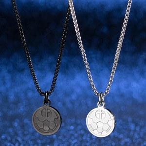 Detail van zwarte en zilveren roestvrijstalen voetbal kruis kettingen met een sterke box ketting