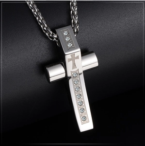 Pendentif croix en acier inoxydable avec cristaux sur une épaisse chaîne argentée
