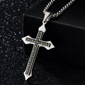 Pendentif croix moderne en argent avec insert carbone sur une chaîne maille vénitienne