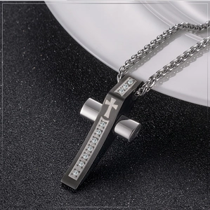 Vue détaillée du pendentif croix noir en acier inoxydable avec zircons et chaîne tressée
