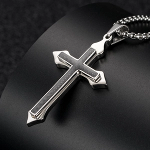 Collier croix pour homme en acier inoxydable avec insert en fibre de carbone et chaîne