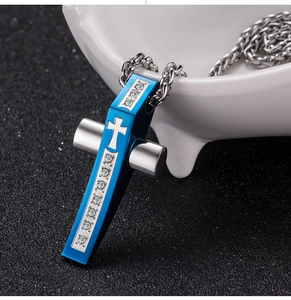 Pendentif croix en acier inoxydable bleu et argent avec zircon et chaîne maille