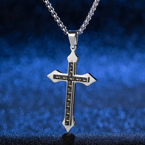 Collier croix en fibre de carbone pour hommes avec chaîne maille vénitienne sur fond bleu