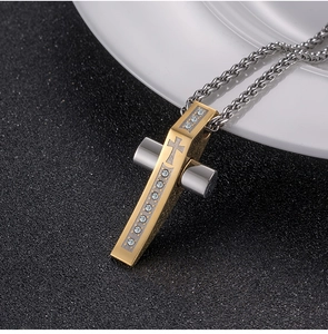 Pendentif croix en acier inoxydable pour homme avec diamants et détails dorés