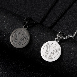 Roestvrijstalen baseball kruis ketting set in zilver en zwart op een donkere standaard