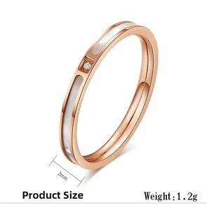 Makroaufnahme von Roségold-Ring mit Perlmutt-Einlage und einem 2mm Zirkonia-Stein