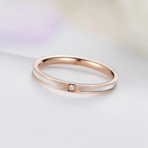 Detailansicht eines minimalistischen Rings in Roségold mit Muschel-Inlay und Zirkonstein