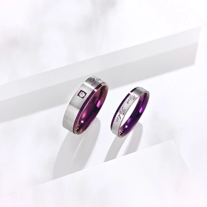 Ensemble de bagues de couple en argent brossé avec intérieur violet et zircone