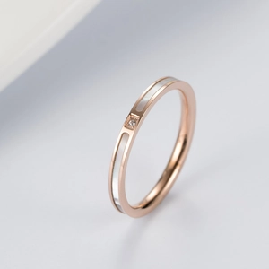 Minimalistischer Roségold-Ring mit Muschel-Inlay und zentralem Zirkon im 45-Grad-Winkel