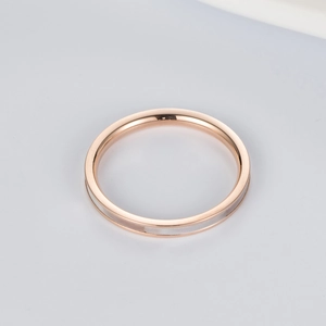 Minimalistischer Ring in Roségold mit elegantem weißem Muscheleinleger für Damenmode