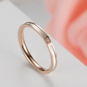 Minimalistischer Ring in Roségold mit Muscheleinlage und Diamant auf Steinuntergrund