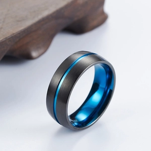 Vista macro di un anello nero spazzolato opaco con interno blu lucido e inserto centrale