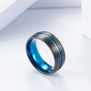 Dettaglio macro dell'anello maschile in nero satinato con interno blu lucido a contrasto