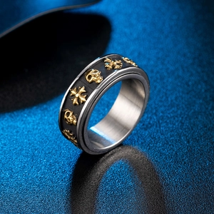 Anello punk in acciaio inossidabile con teschi dorati e croci su inserto nero