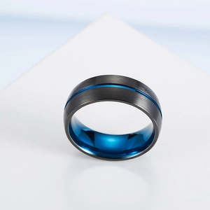 Dettaglio dell'anello in acciaio al titanio nero spazzolato con interno e linea blu lucidi
