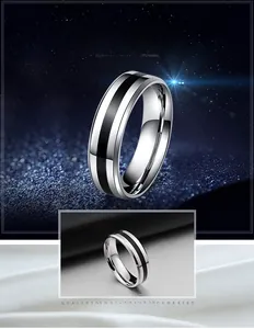Détail macro d'une bague pour homme en acier inoxydable avec bande noire et bords polis