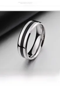 Vue détaillée de la bague en acier inoxydable poli 6mm avec incrustation d'émail noir