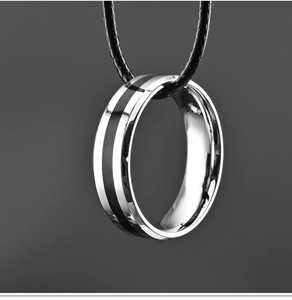 Détail macro de la bague en acier poli de 6mm avec deux bandes noires sur cordon