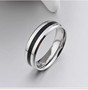 Macro d'une bague en acier poli de 6mm avec une bande centrale noire et bords biseautés