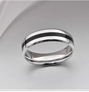 Détail d'une bague en acier titane avec une bande centrale noire élégante et polie