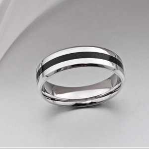 Bague pour hommes en acier poli de 6mm avec bande noire en émail et bords biseautés