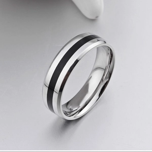 Bague homme 6mm en acier inoxydable avec insert noir et bords polis biseautés