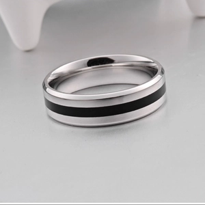 Bague homme 6mm en acier inoxydable avec insert émail noir et finition poli miroir