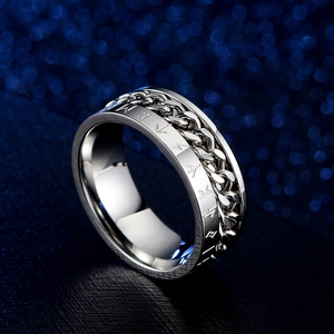 Anillo vikingo giratorio de acero inoxidable con runas grabadas y cadena en color plata