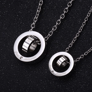 Detail von silbernem Titan-Doppelring-Anhänger mit Real, Adamas und Love Gravuren