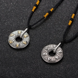 Collier anneau vintage en acier titane avec mantra bouddhiste et motifs de nuages