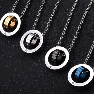 Nahaufnahme von Doppelring-Halsketten aus Edelstahl in Silber, Gold, Schwarz und Blau