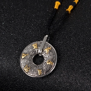 Pendentif mantra bouddhiste rétro avec gravure en relief sur fond à effet étoilé
