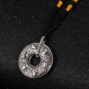 Pendentif rétro en acier titane avec mantra et motifs de nuages sur cordon noir