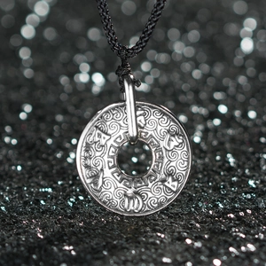 Pendentif zodiaque Vierge en acier titane rétro avec motifs de nuages sur fond étoilé