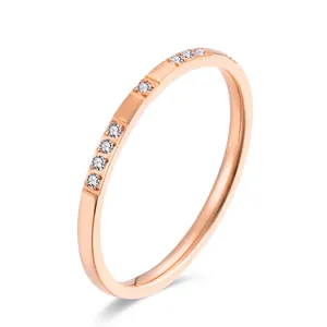 Bague Anneau Minimaliste en Acier Inoxydable Or Rose Strass Élégante Bague de Doigt Mince 2mm Cadeau Bijoux pour Femme Accessoire