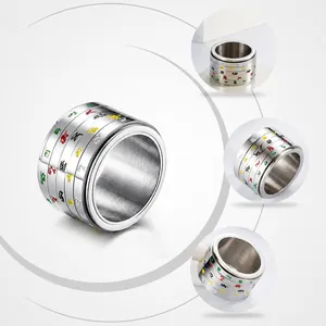 Détail d'une bague rotative en acier titane avec symboles religieux multicolores
