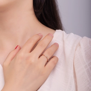 Bague fine élégante de 2mm en or rose avec diamants étincelants sur un mannequin