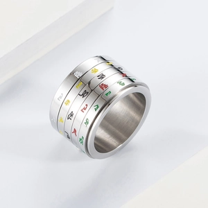 Gros plan de la bague rotative en acier titane avec symboles tibétains gravés colorés