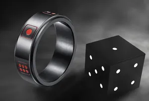 Nahaufnahme des drehbaren schwarzen Edelstahlrings mit roten Würfelzahlen und Bürstenfinish